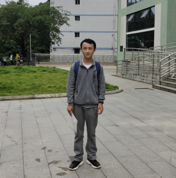 学生刘帮国在学校 学生刘帮国在学校