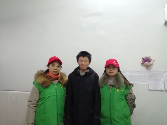 与志愿者合照