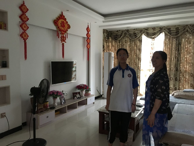 潘鑫和妈妈在家客厅