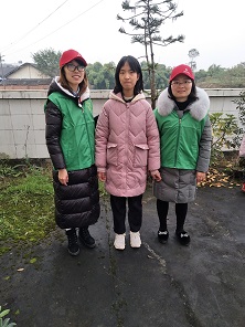 志愿者与学生相片
