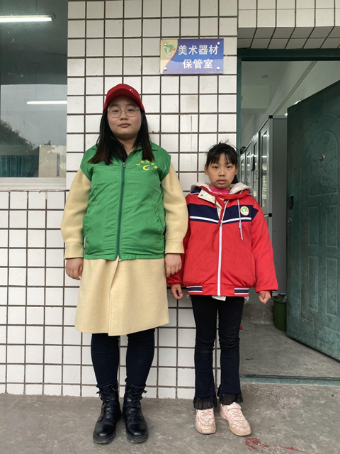 张婷与志愿者照片 张婷与志愿者照片