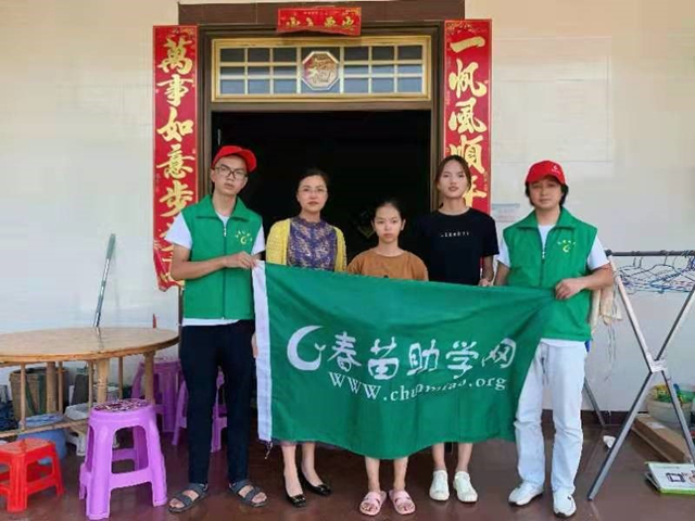 刘洁与志愿者合影 刘洁与志愿者合影