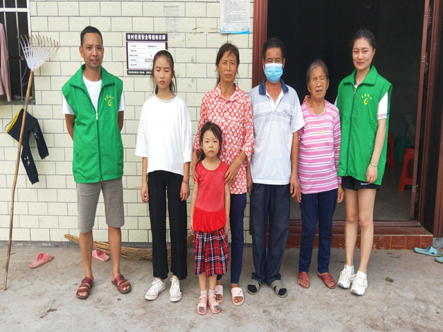 志愿者和高悦及爸爸、妈妈、奶奶、妹妹 志愿者和高悦及爸爸、妈妈、奶奶、妹妹