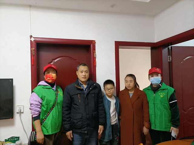 王柯锐一家与志愿者合照 王柯锐一家与志愿者合照