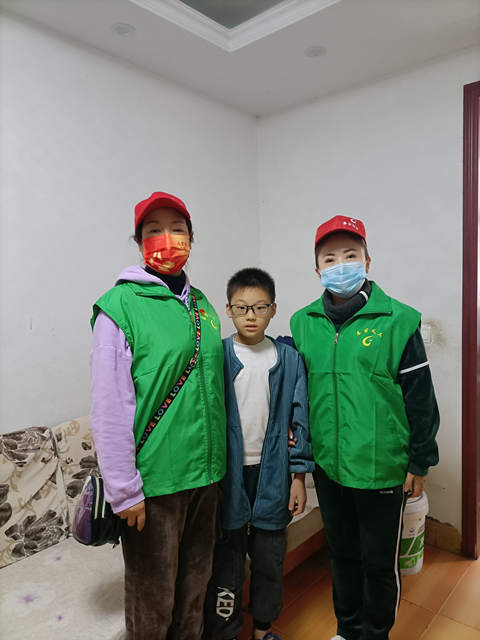 王柯锐与志愿者合照 王柯锐与志愿者合照