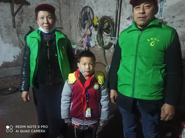 该学生与志愿者合影 该学生与志愿者合影