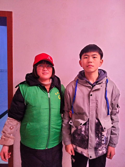 贺浩与春苗助学志愿者(右)的合照 贺浩与春苗助学志愿者(右)的合照