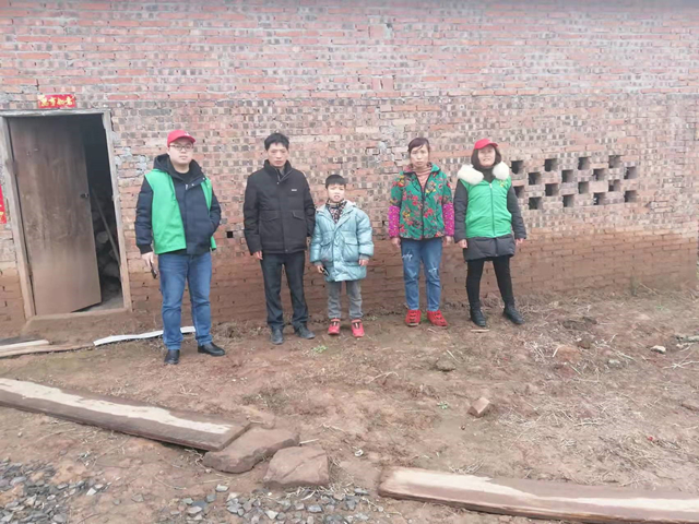 志愿者与王林萱及爷爷、奶奶合照