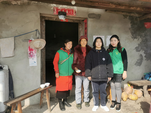 李熙俐、母亲宋小宁和志愿者