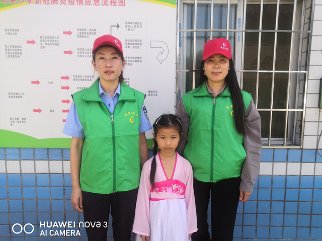 王紫涵与志愿者合影