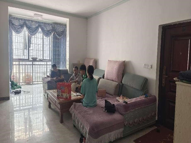 李凤借住房子客厅照 李凤借住房子客厅照