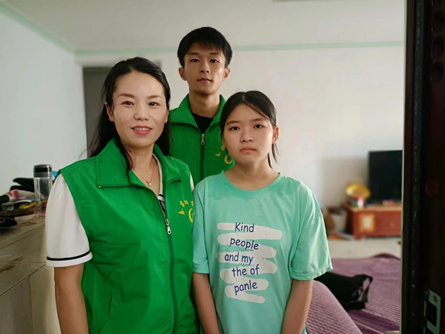 李凤与志愿者合影 李凤与志愿者合影