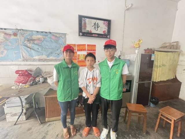 黄建铭和志愿者合影 黄建铭和志愿者合影