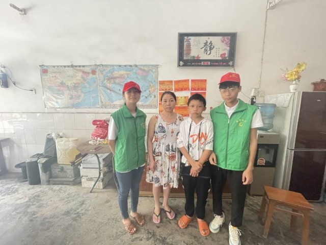 黄建铭一家与志愿者 黄建铭一家与志愿者