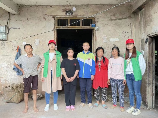 吴小利一家与志愿者 吴小利一家与志愿者