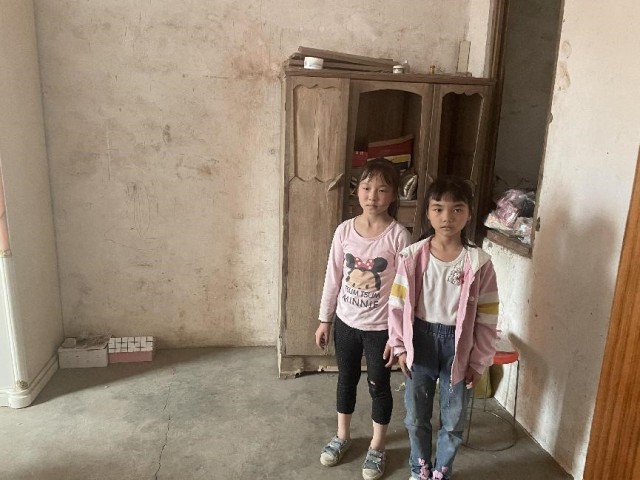 邹雨馨(左)与妹妹 邹雨馨(左)与妹妹