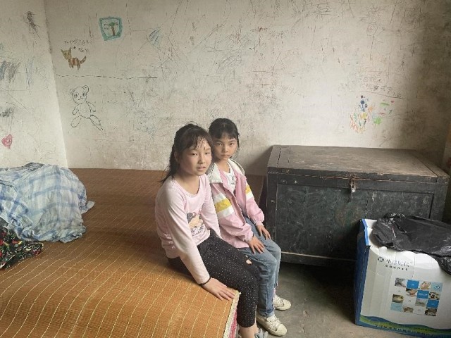 邹雨馨与妹妹奶奶一起住的床 邹雨馨与妹妹奶奶一起住的床