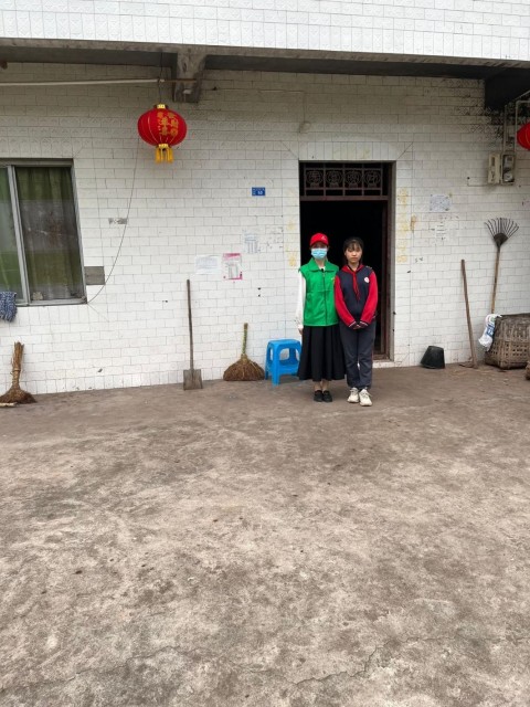 志愿者与李灵合照 志愿者与李灵合照