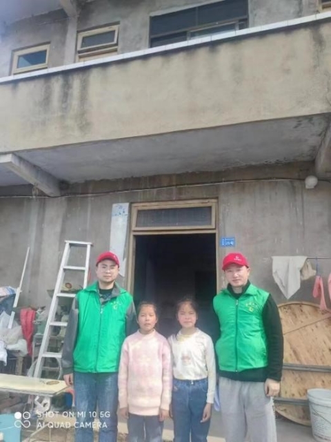 志愿者和兰慧玥姐妹 志愿者和兰慧玥姐妹