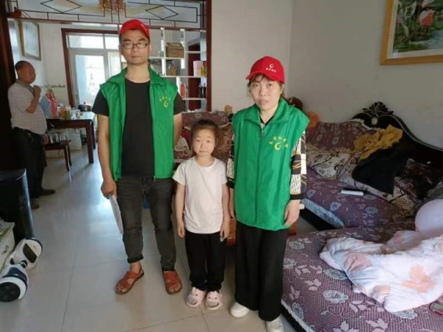 郭欣睿与志愿者合影 郭欣睿与志愿者合影