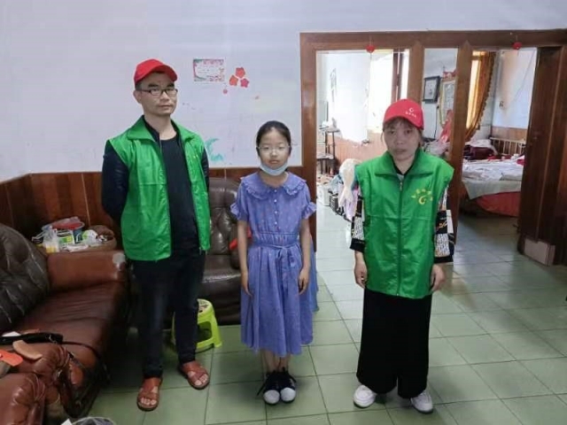 杨舒羽和志愿者 杨舒羽和志愿者