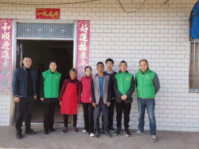 陈润棋及爸爸、妈妈、外婆、村支部书记和志愿者 陈润棋及爸爸、妈妈、外婆、村支部书记和志愿者