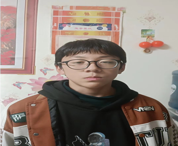 何亚熙照片