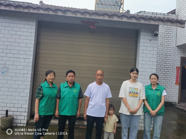 学生与志愿者合照 学生与志愿者合照